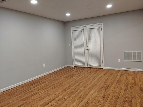 living room / access to balcony