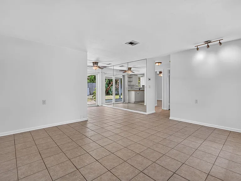 101 Beverly Rd E — Photo 12