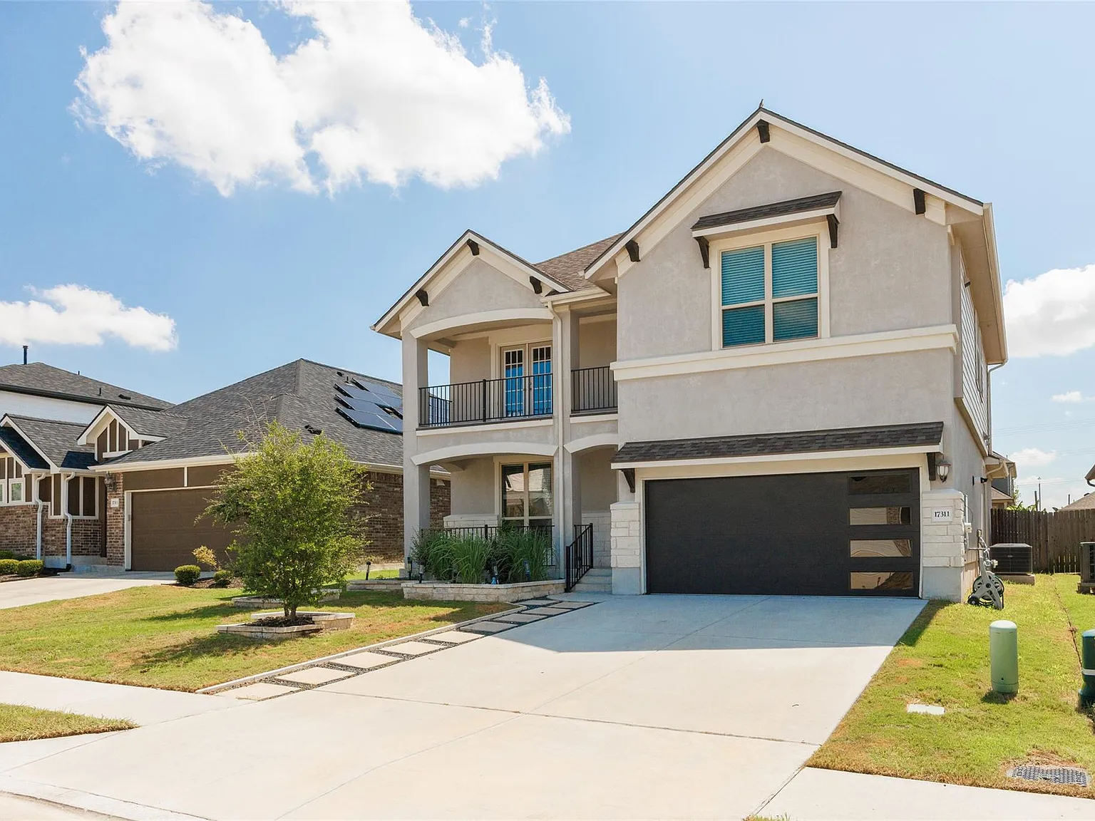 4 bed, 2.5 bath, 2560 sqft, $2,675 — Photo 2