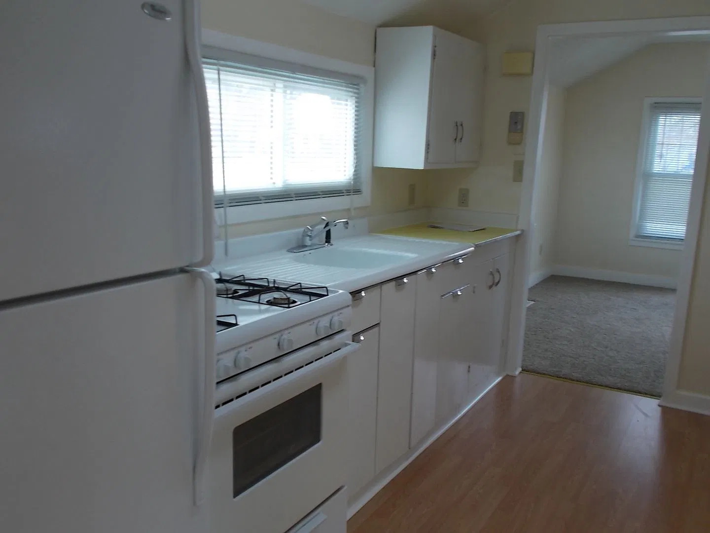 2 Bedroom House with an Oversized 1 Car Garage — Photo 2