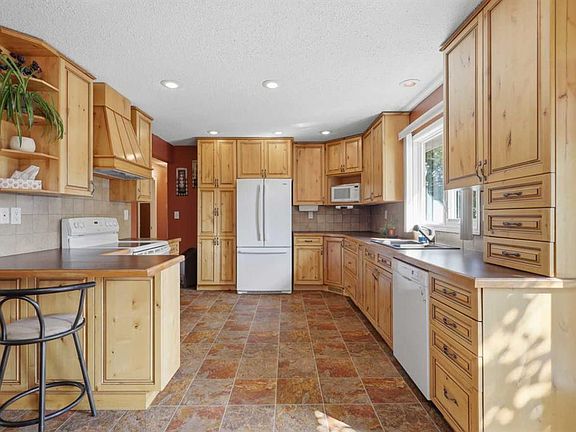 3rd image of 7 W Halman Cres