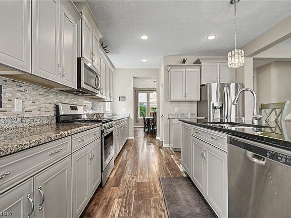 3rd image of 987 Hawkin Ln