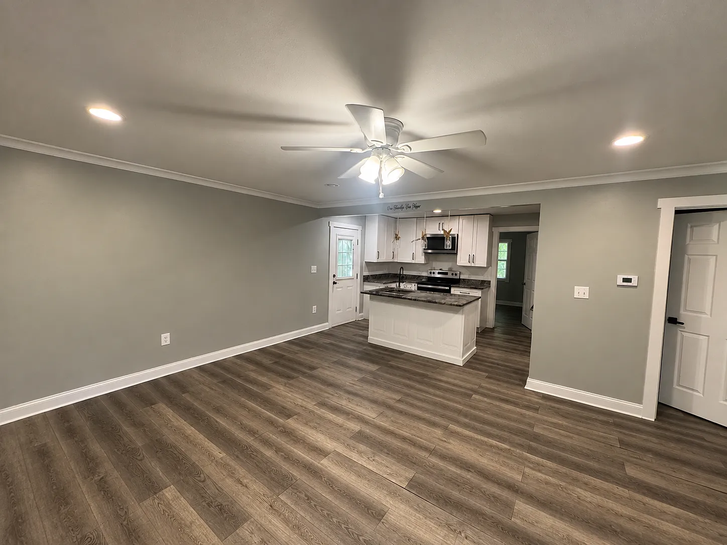 3 bed, 888 sqft, $1,700 — Photo 3