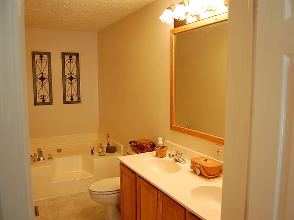 4th image of 702 Oak Knoll Dr