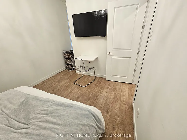 1054 Dufferin St #2 — Photo 10