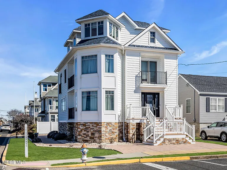 550 Whiting Ave — Photo 1