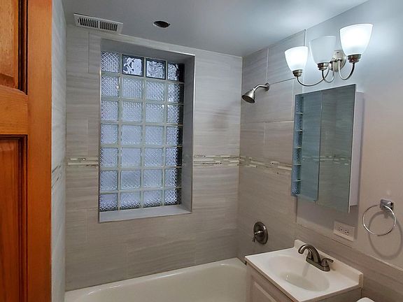 4th image of 2721 W Melrose St #1
