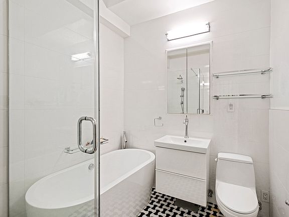 4th image of 320 E 35th St APT Lc