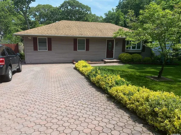 15 Huntington Road, Sound Beach, NY 11789