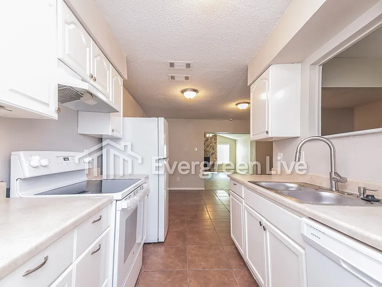 821 Quebec Dr — Photo 8