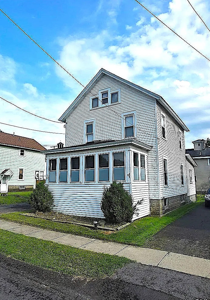3 bed, 1.5 bath, 1600 sqft, $2,125 — Photo 1