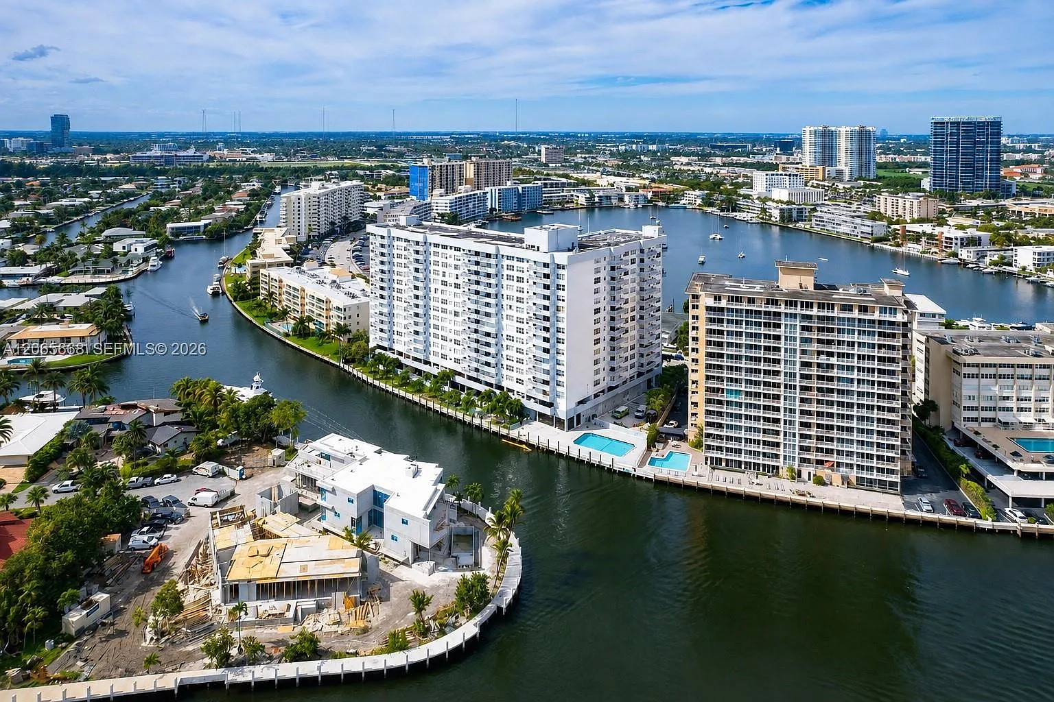 Golden Surf Towers Condo — Photo 2