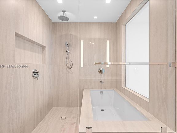 5th image of 2411 Laguna Cir #1604