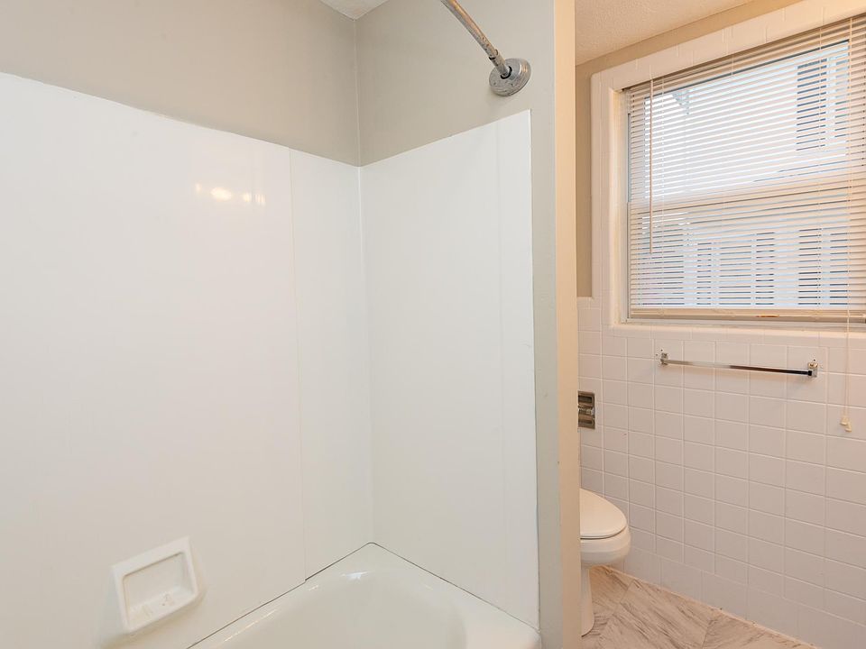 1st image of 19 Graves Ave Floor 1