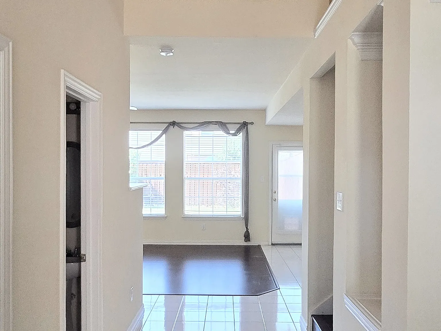 5 bed, 3130 sqft, $2,995 — Photo 2