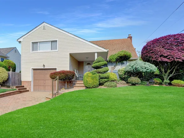 1045 Stuart Place, Seaford, NY 11783