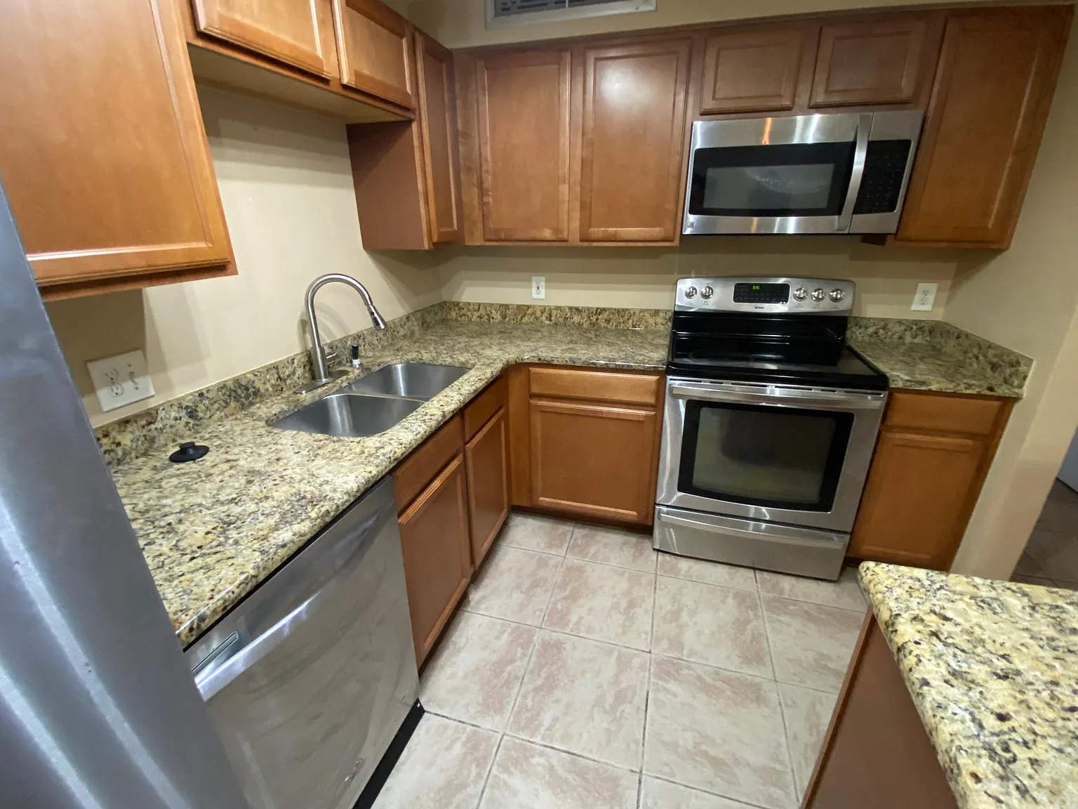 2 bed, 867 sqft, $1,525 — Photo 2