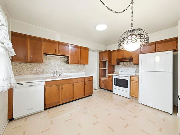 5th image of 333 Beau Dr