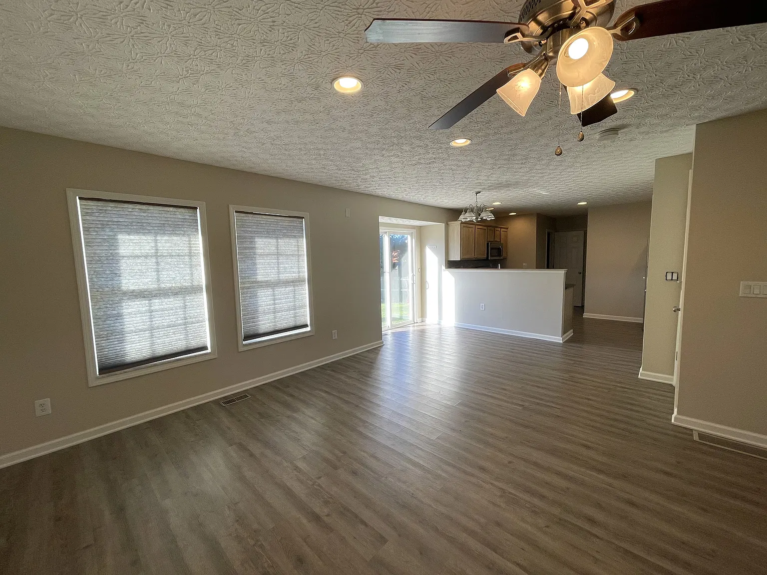 4 bed, 2.5 bath, 2031 sqft, $2,600 — Photo 3