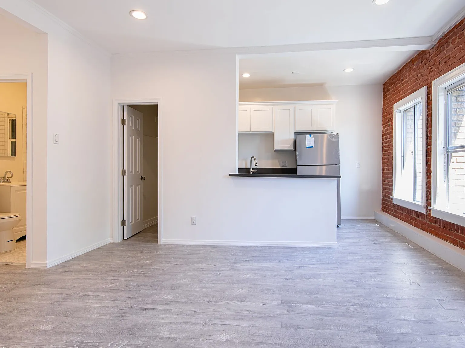 Western Apartments | Renovated Apartments Near Wilshire/Western Metro — Photo 3