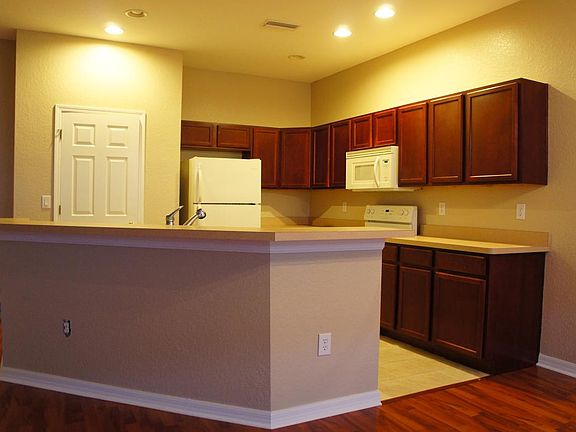 3rd image of 1429 Summergate Dr