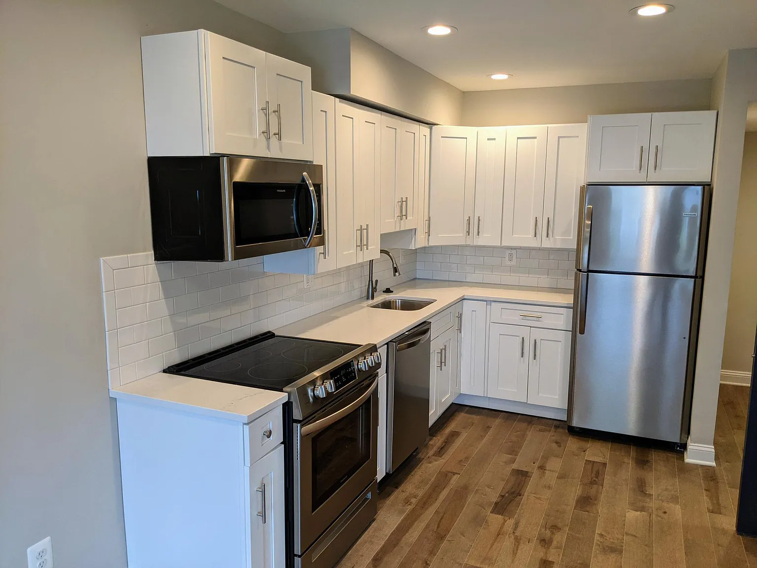 3 bed, 1000 sqft, $2,700 — Photo 3