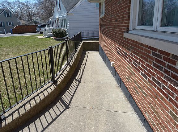 3rd image of 2864 Alden Ln