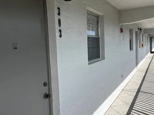 9815 47th Ave N APT 303, Saint Petersburg, FL 33708
