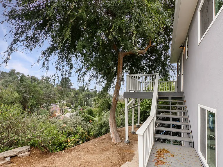 2042 N Alvarado St — Photo 4