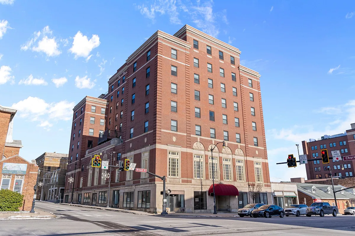 Building Photo - 145 W Broad St #307