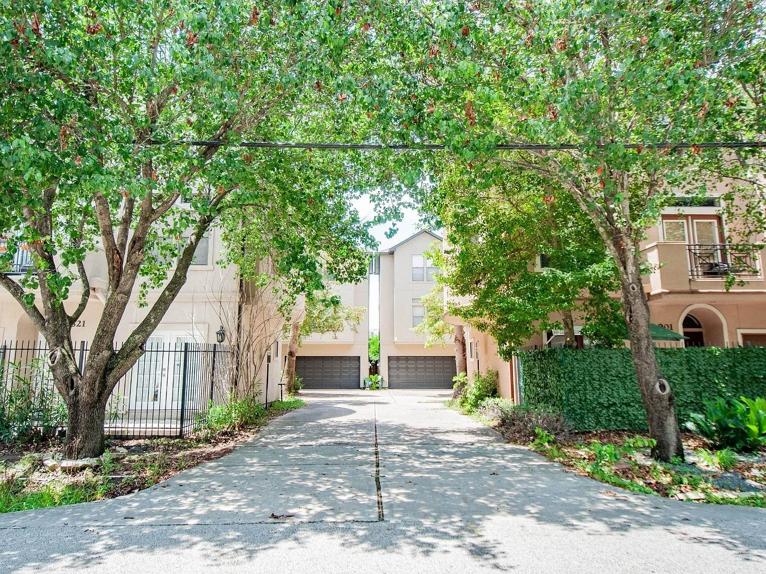 3 bed, 3.5 bath, 2164 sqft, $3,175 — Photo 2