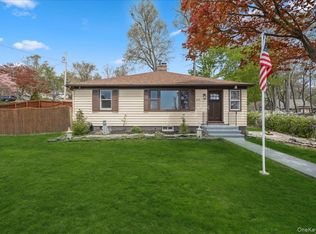 532 Shore Dr, New Windsor, NY 12553