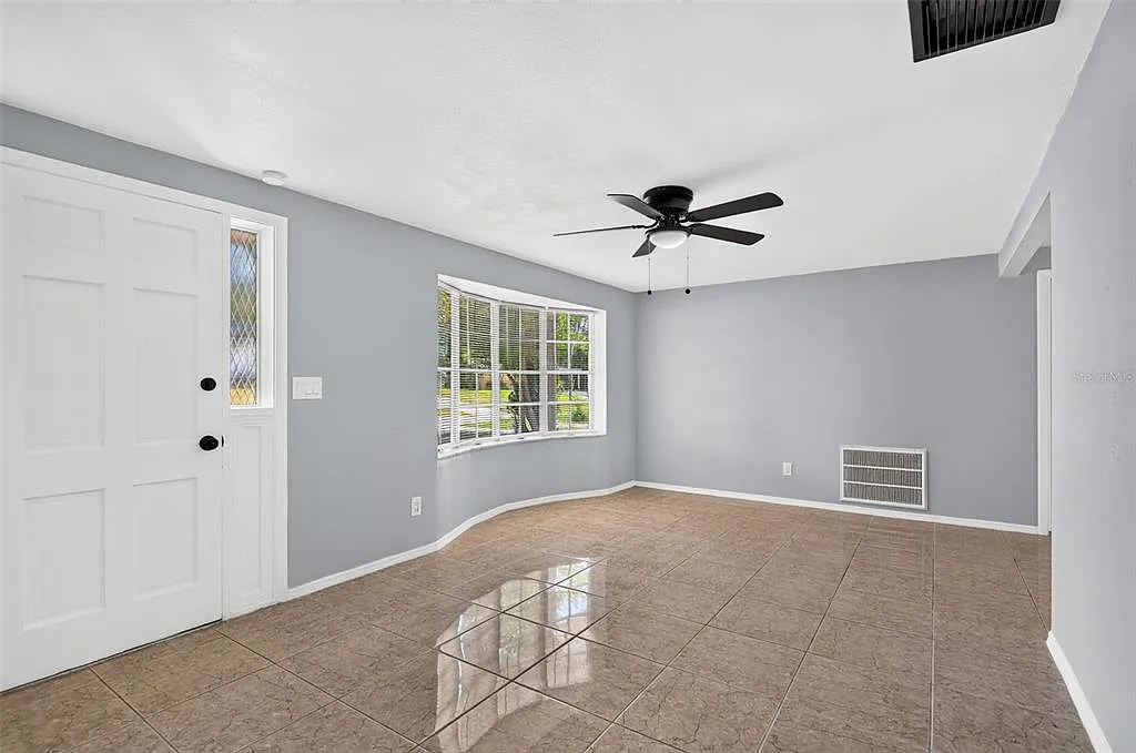3 bed, 1.0 bath, 1004 sqft, $1,550 — Photo 3
