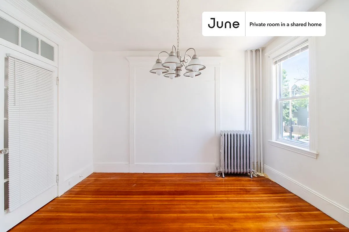 Queen bedroom in 5 bed/2 bath home in Dorchester Center #1494 E — Photo 3
