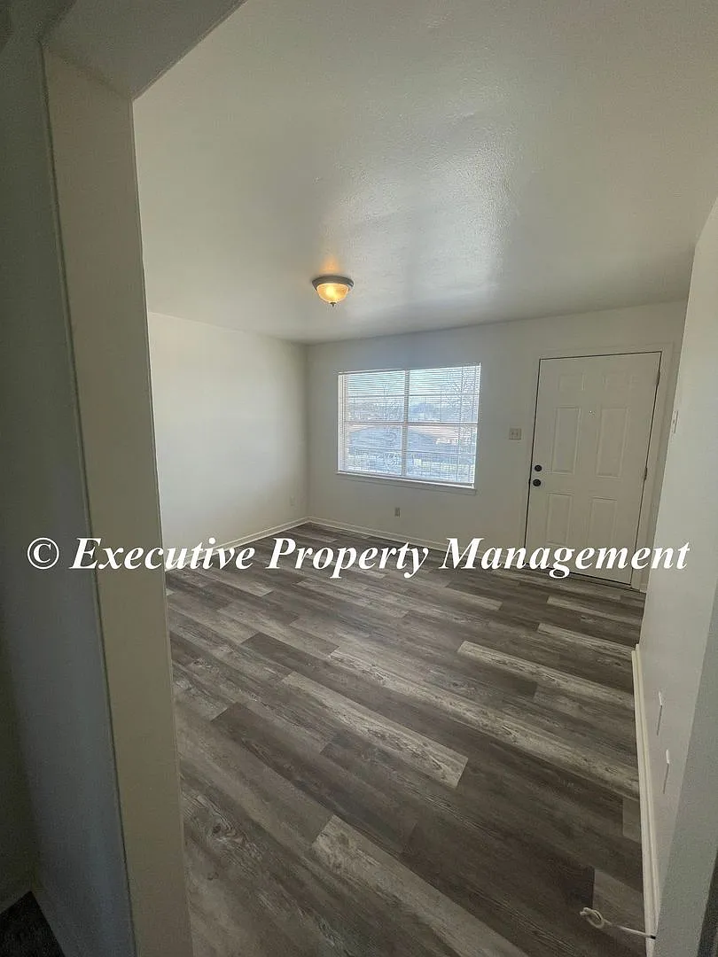 105 E. Avenue B — Photo 2