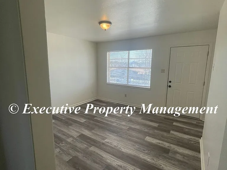 105 E Avenue B — Photo 2
