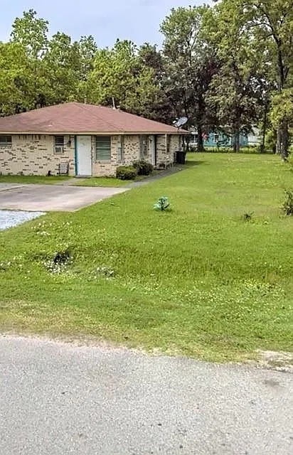 2 bed, 1.0 bath, 1470 sqft, $950 — Photo 3