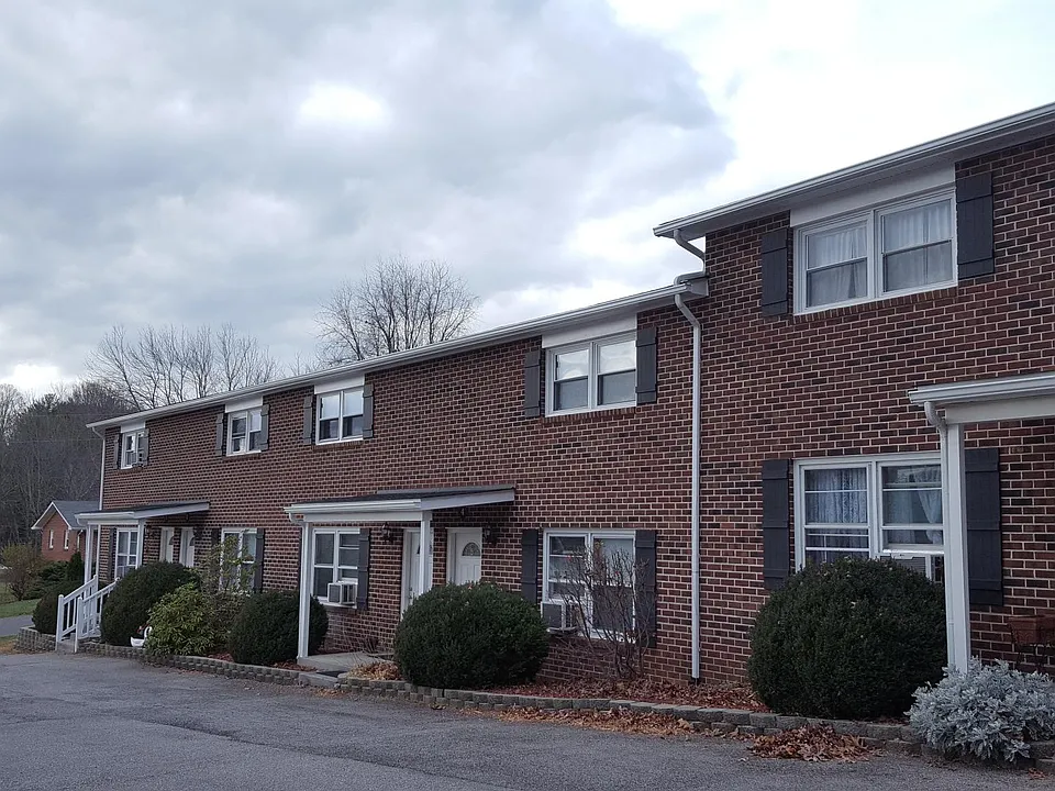 205 Clearview Dr NE #3