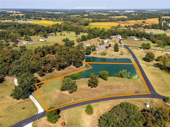 101 Tompkins Dr, Troy, MO 63379