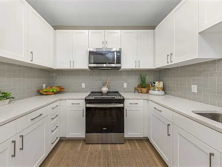Everest Largo Apartments — Photo 21