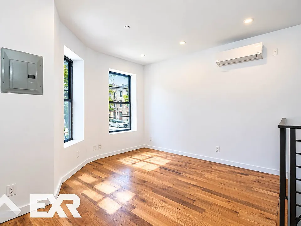453 Irving Ave #1A