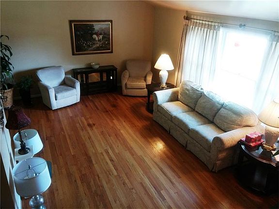 4th image of 11 Holly Dr