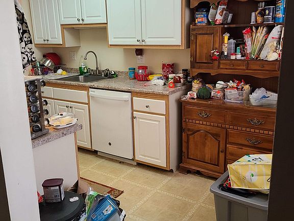 Kitchen. Updated around 2015. New dishwasher 2020.
