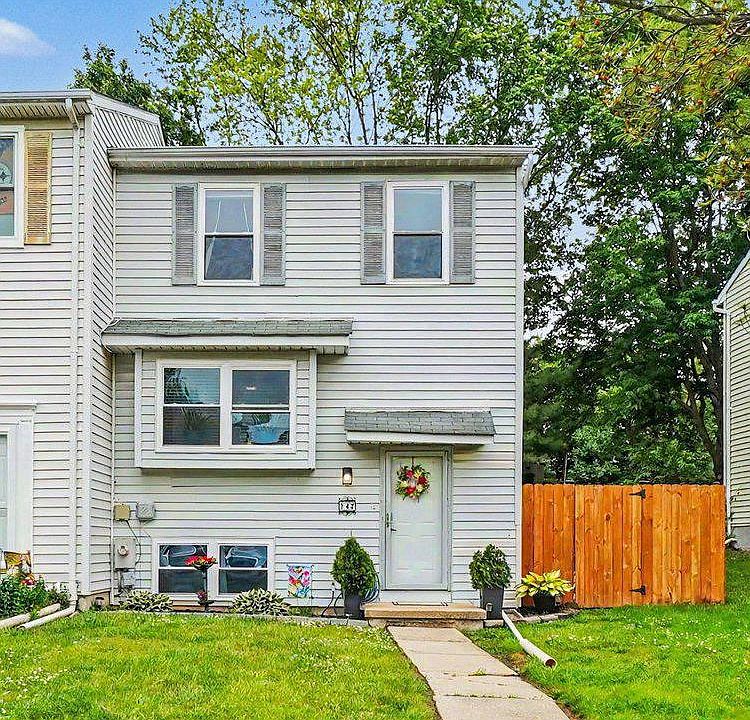 1st image of 743 Custis St