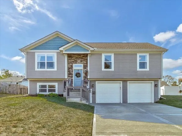 1007 Sunflower St, Smithville, MO 64089