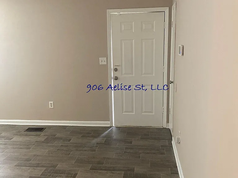 906 Aelise St — Photo 9