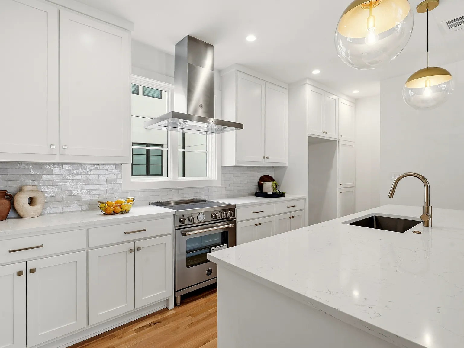 2 bed, 2.5 bath, 1370 sqft, $3,400 — Photo 3