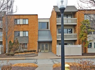 950 E Rue De La Banque St #L2, Saint Louis, MO 63141