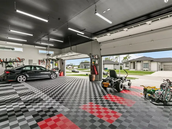 5035 150th St, Urbandale, IA 50323