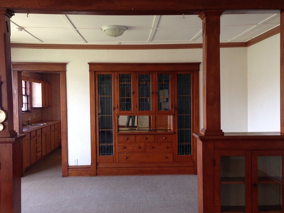 1st image of 106 E Veterans St